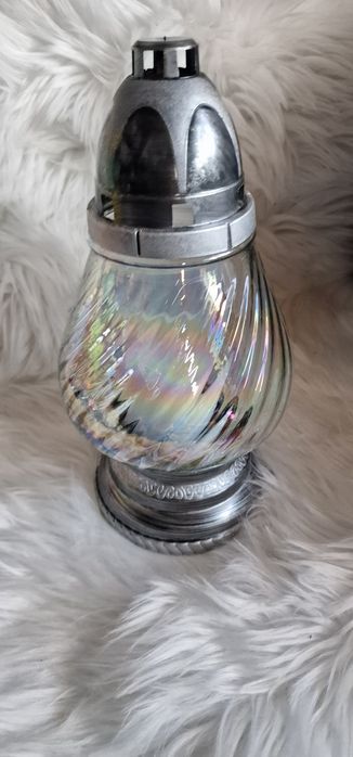 Szklany znicz tęczowe szkło mniejszy
Wymiary:

wysokość 33 cm

średnic