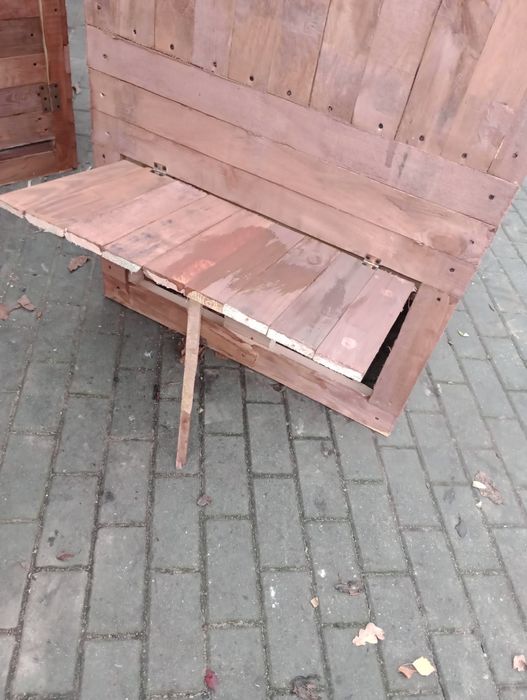 Kibelek WC drewniany.