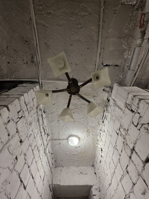 Lampa sufitowa z możliwością ustawiania ramion