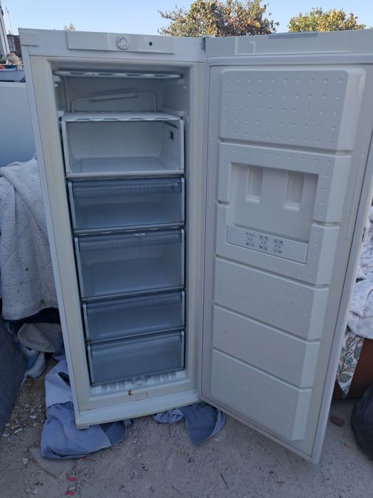 Arca congeladora vertical balay