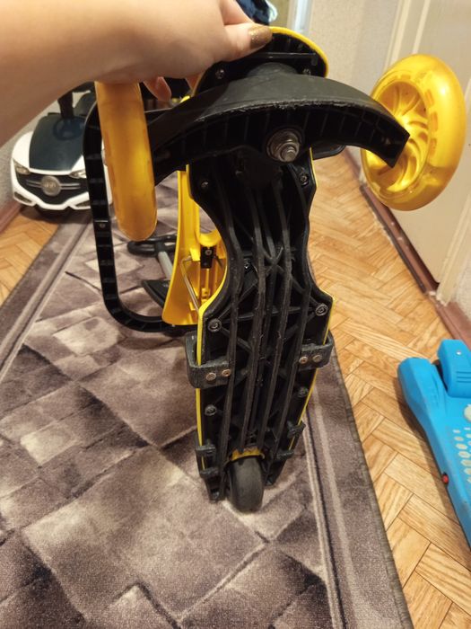 Дитячий самокат .