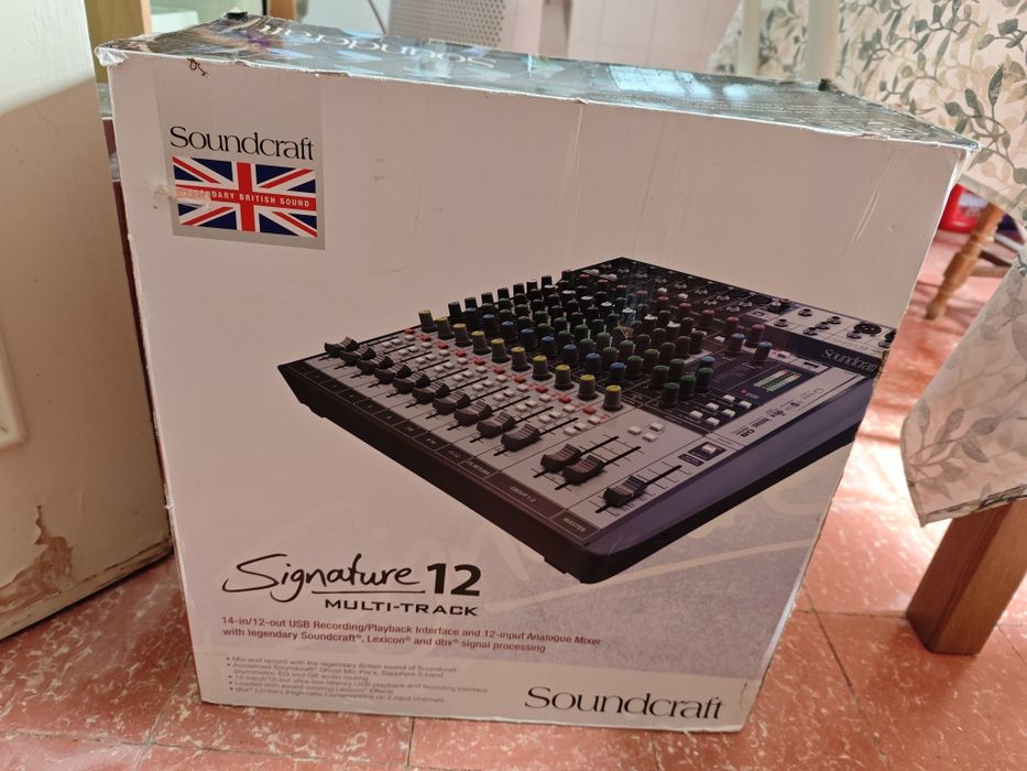 Mesa de Mistura Soundcraft Signature 12 MTK (Multi-track)