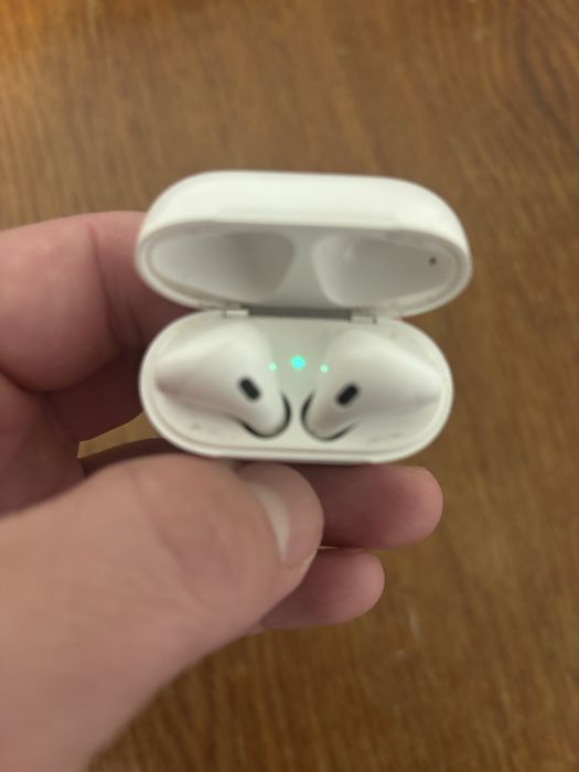 Apple AirPods (2 покоління) з кейсом