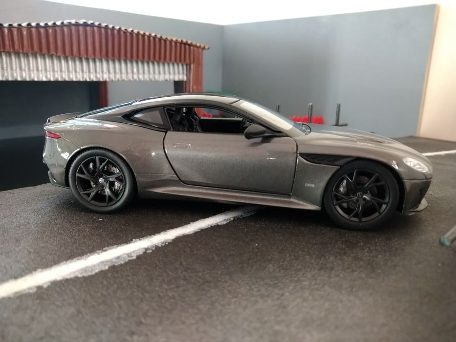 Aston Martin DBS Superleggera - Welly 1/24