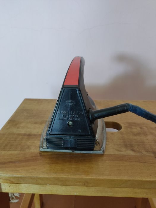 Утюг рабочий тех времён.