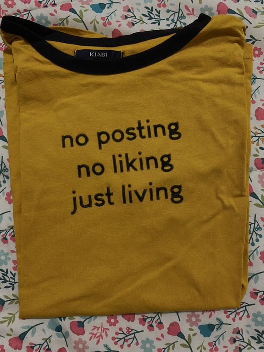 T-Shirt amarela com detalhes de escrita