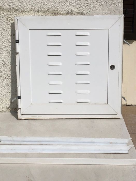 Porta em alumínio branco - arrumos exteriores