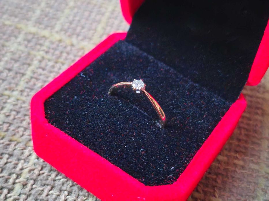Złoty pierścionek z brylantem 0,13ct, r.15