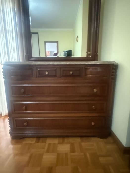 Cama, mesinha de cabeceira, cómoda e colchão