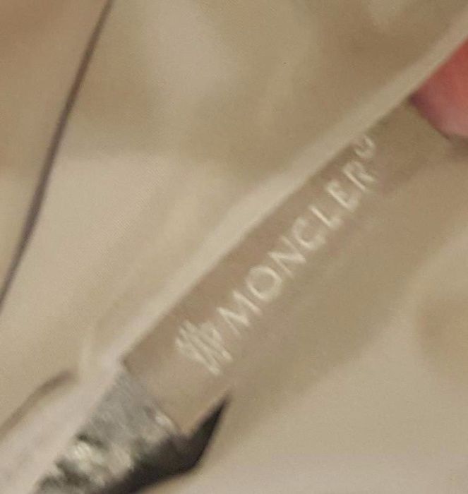 Оригинал.фирменная,стильная,легкая куртка с капюшоном moncler