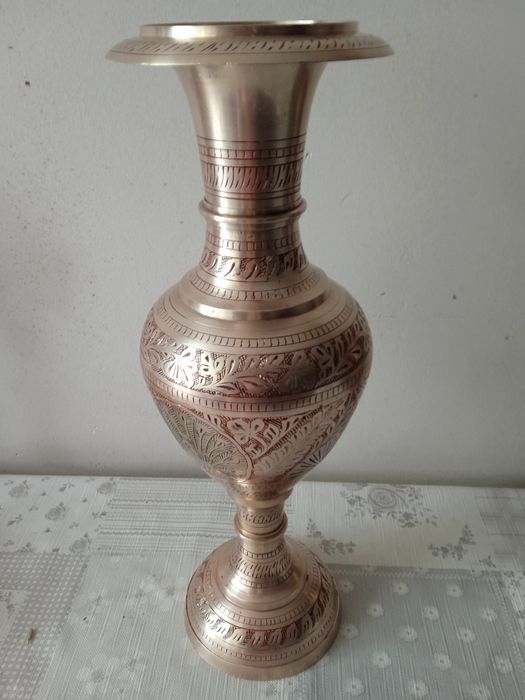 duży wazon zdobiony mosiężny