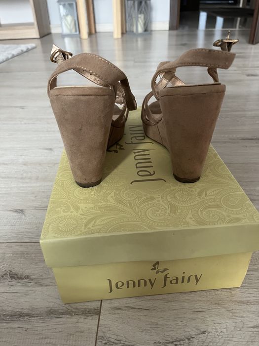 Beżowe sandałki na koturnie