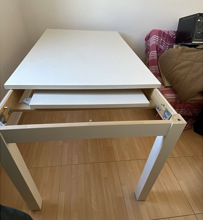 Mesa de madeira para refeições