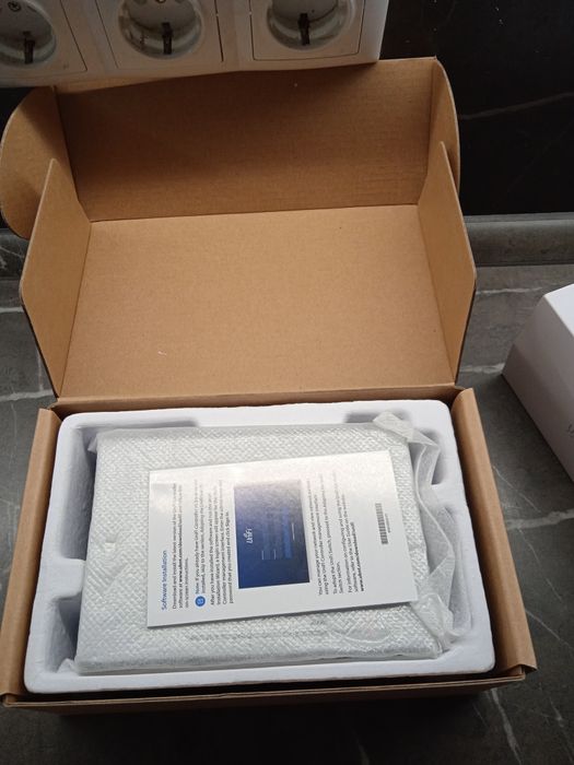 Коммутатор сетевой новый. Ubiquiti на 8 портов.