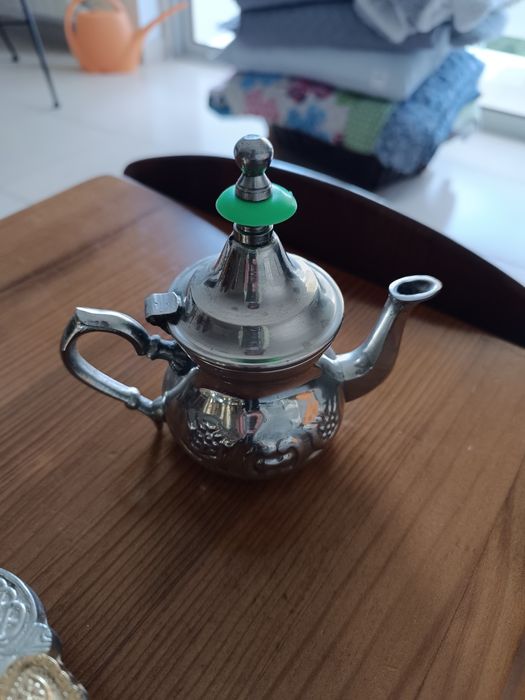 Bandeja Oval com 6 copos e 2 bules marroquinos