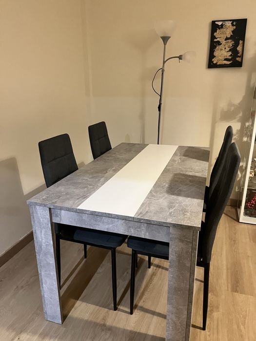 Mesa com 4 cadeiras