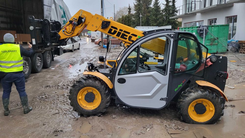 Wózek widłowy ładowarka teleskopowa z operatorem / usługi Manitka