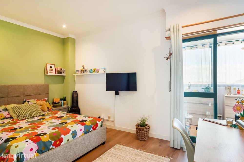 Apartamento T3 em Massamá Norte com terraço