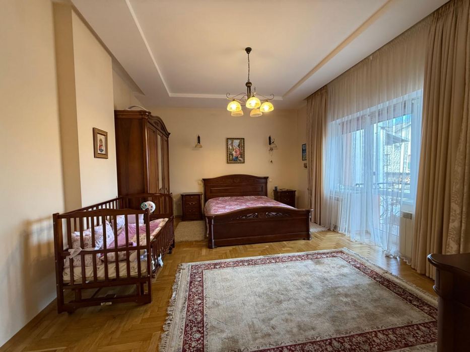 Продаж будинку Левандівка  поруч з озером та парком