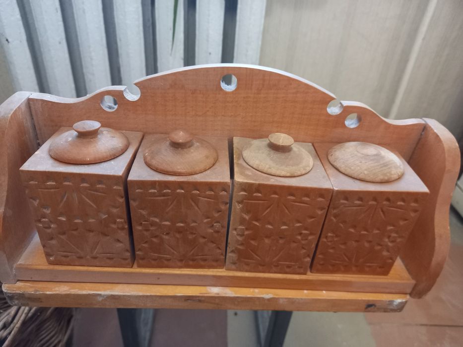 Набор для специй на полочке