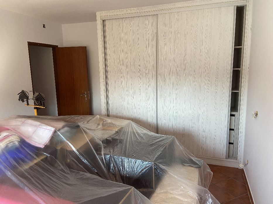 T2 Meirinhas semi mobilado, portão automático, com despesas