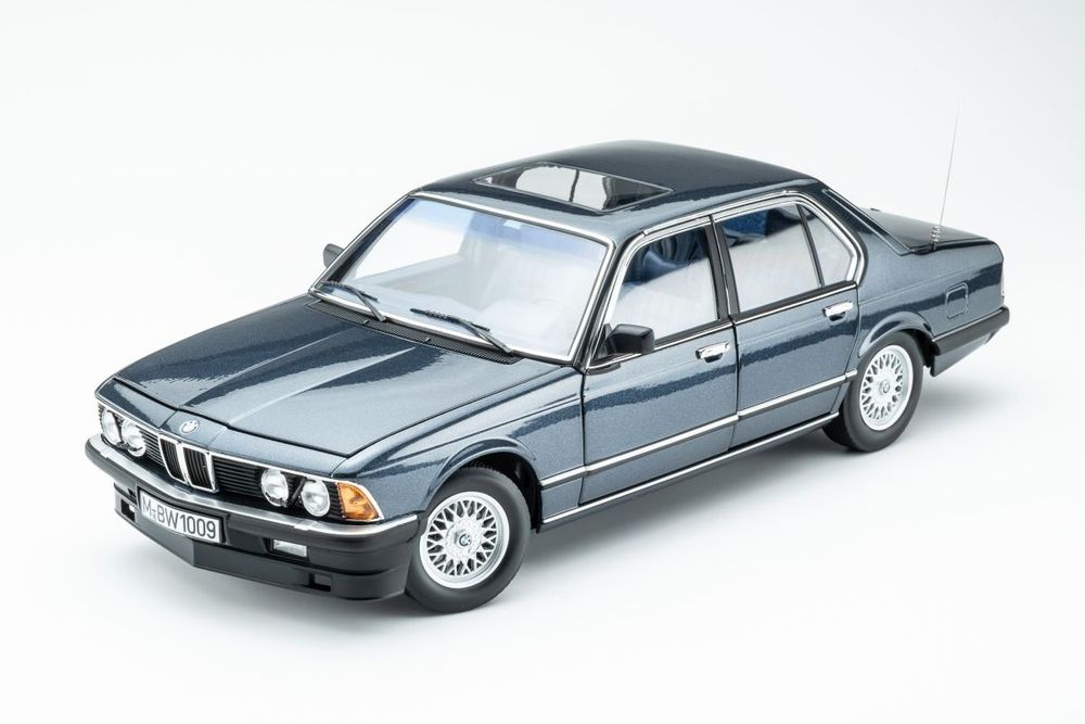 BMW 745i E23 (1984) Arctic Blue metallic Touring Modelcars 1:18