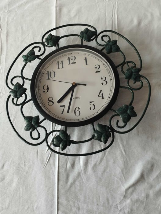 Relógio vintage de parede quartz com estrutura metálica