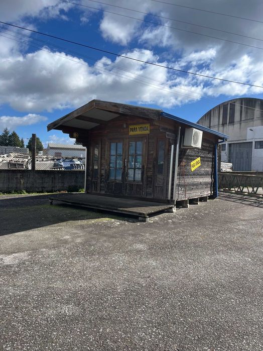 Escritório de apoio em madeira para obra ou quinta.