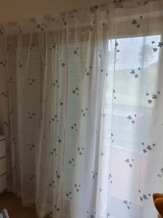 Vendo cortinas em linho branco com estrelas azuis. 
O preço delas nova