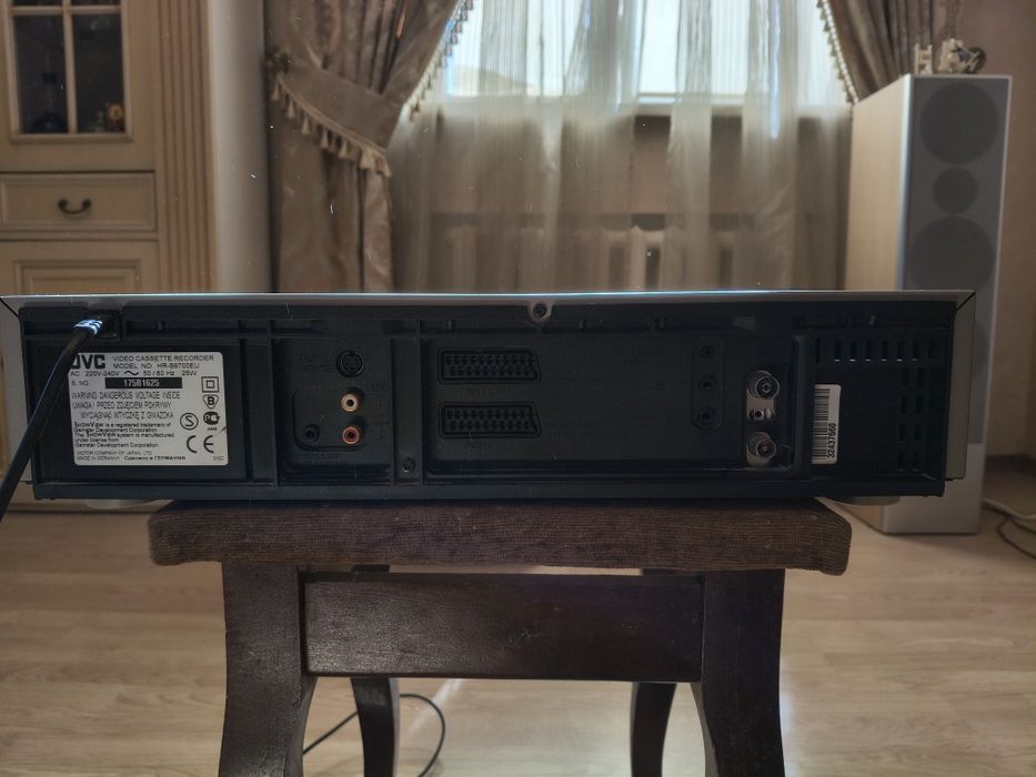 Видеомагнитофон JVC HR-S9700EU.