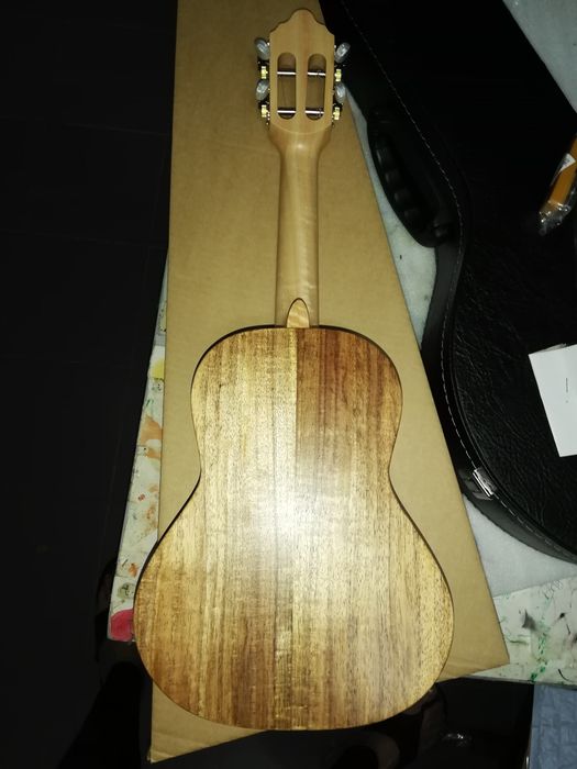 Cavaquinho brasileiro e estojo rigido de veludo