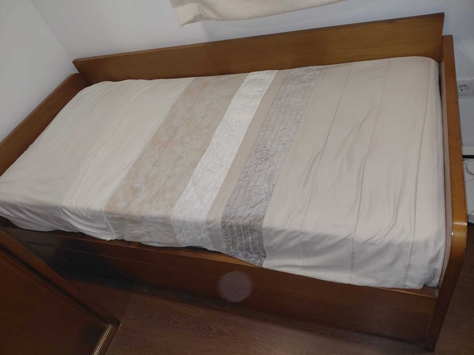 Cama dupla com colchões e estante para quarto de crianças