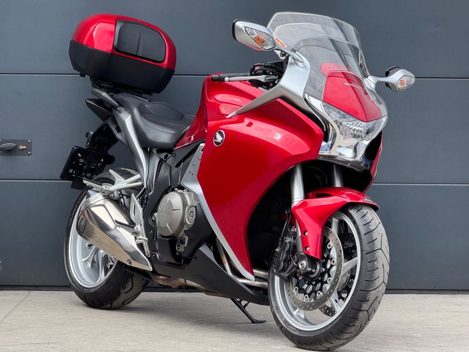 Honda VFR 1200 F // 17 344km przebiegu // kufer centralny // deflektor szyby