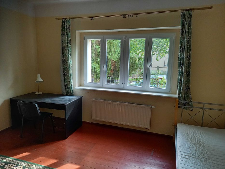 Jeden (dwa) duży jasny pokój  dla młodej   kobiety/studentki.