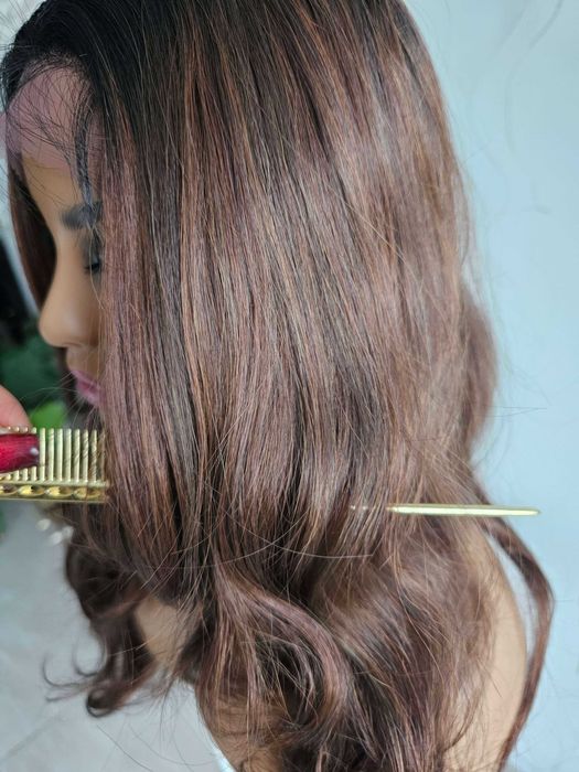 Peruka premium Amira fale loki, brąz z odrostem lace front