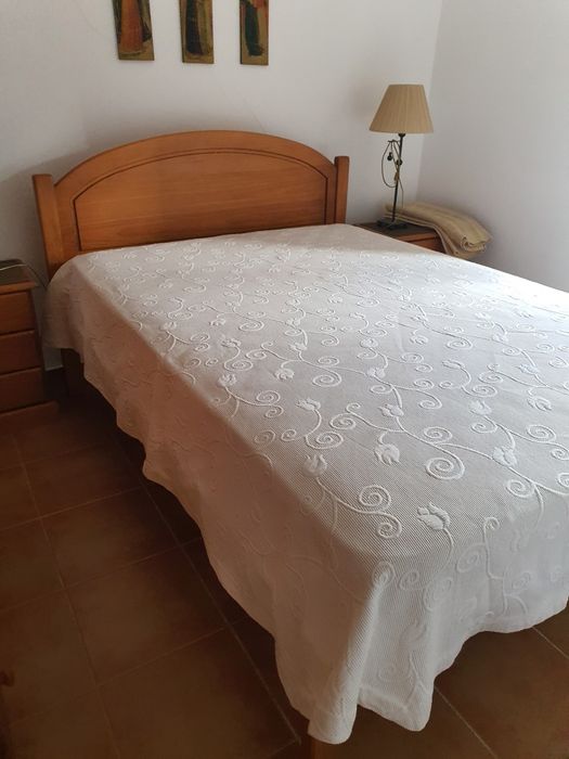 Cama de casal em pinho mel com 2 mesas de cabeceira