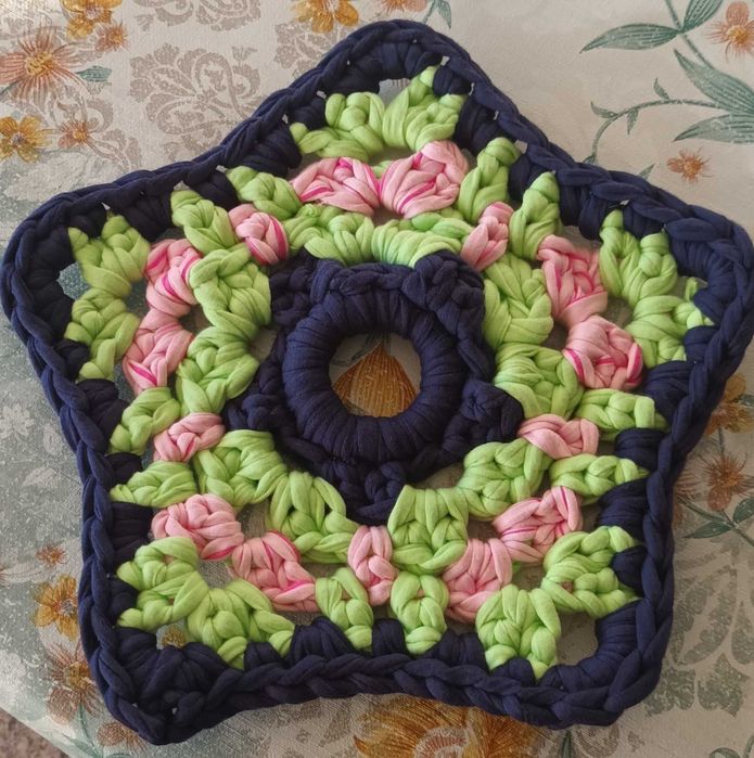 Base em forma de estrela feito à mão em fio de malha