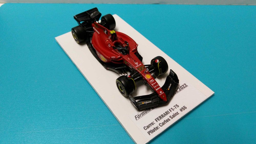 Ferrari F1-75 #55 C. Sainz - Mundial Fórmula 1 2022 - Miniatura Bburago na escala 1/43
