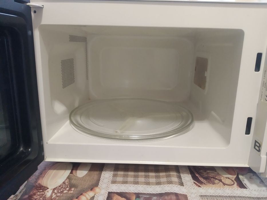 Мікрохвильова піч Sharp.