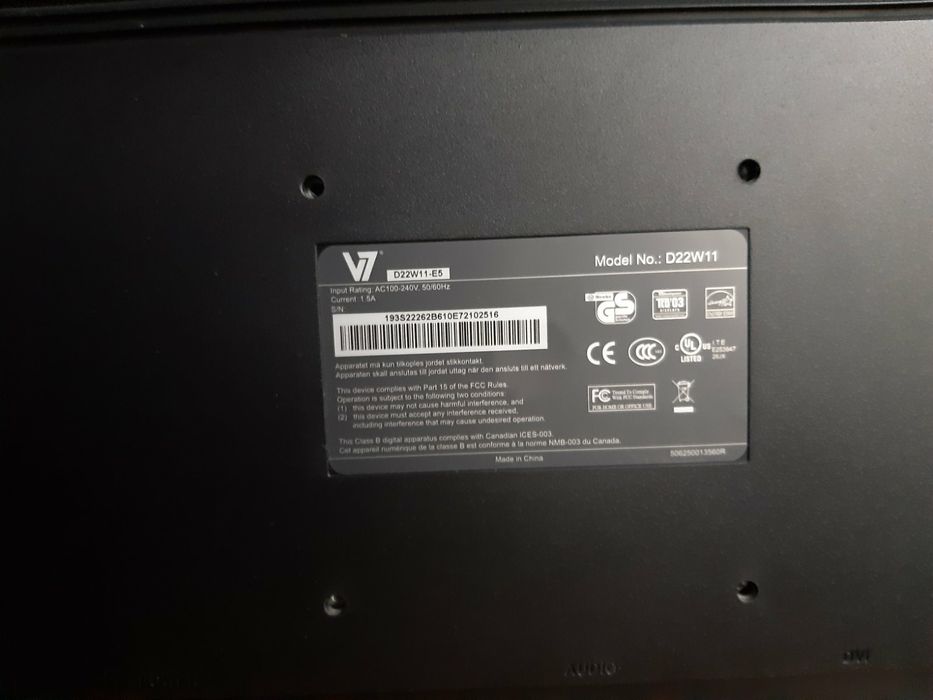 Комп'ютер з монітором та девайсами