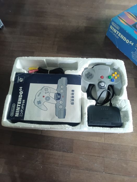 Nintendo 64 japonesa em caixa