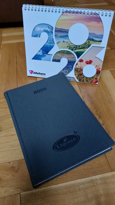 Kalendarz ksiązkowy 2026 i stojący firmowe firmowe