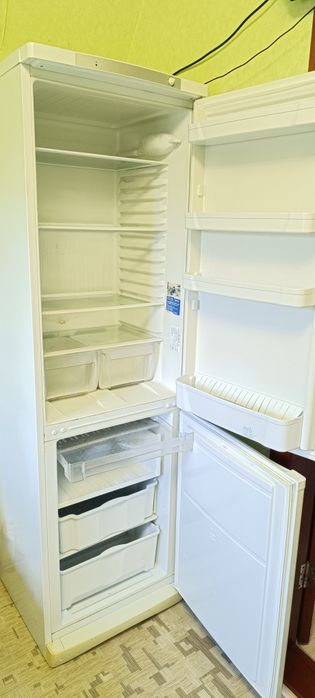 Продам холодильник Indesit.