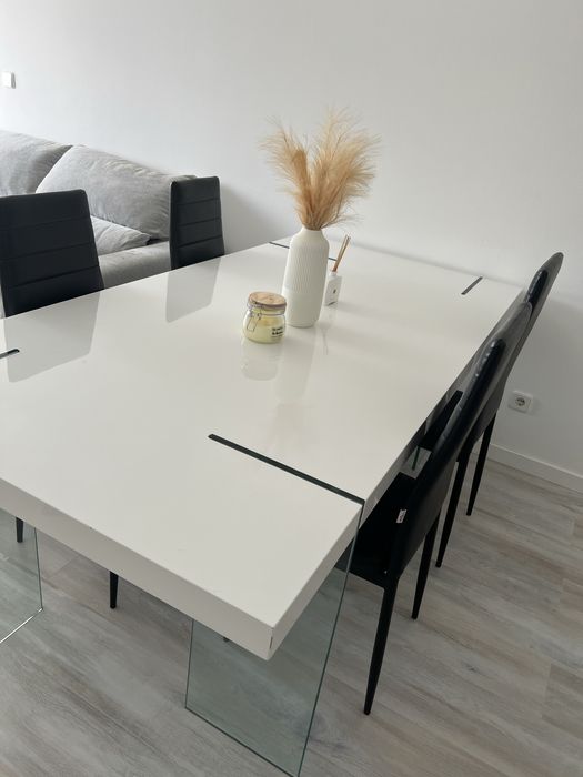 Mesa de Jantar com 4 Cadeiras – Design Moderno