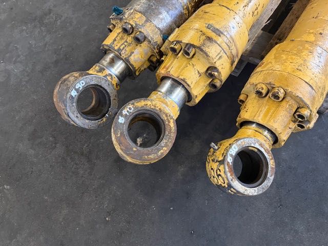 KOPARKA CAT 320 3 szt siłownik hydrauliczny komplet