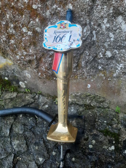 Torre de cerveja em bom estado.