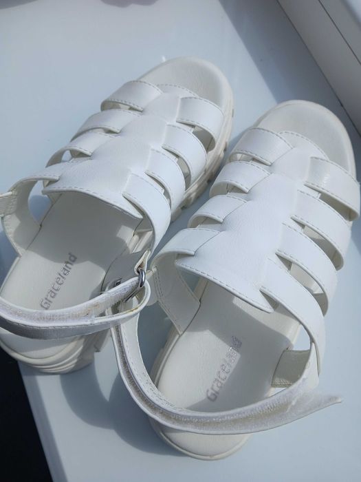 Продам босоніжки для дівчинки