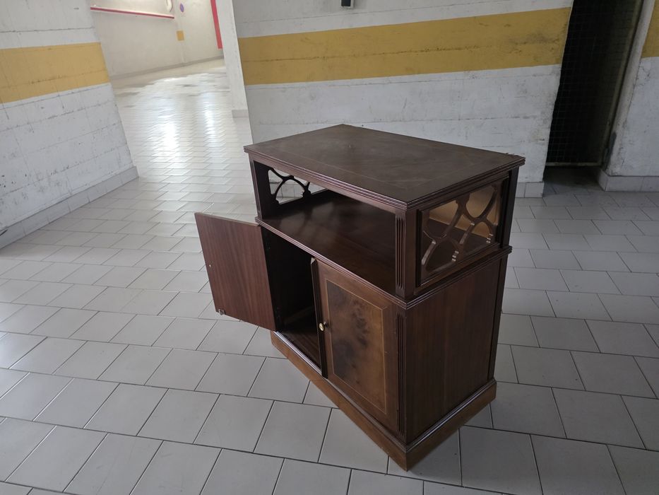 Movel tv em madeira com portas de abrir