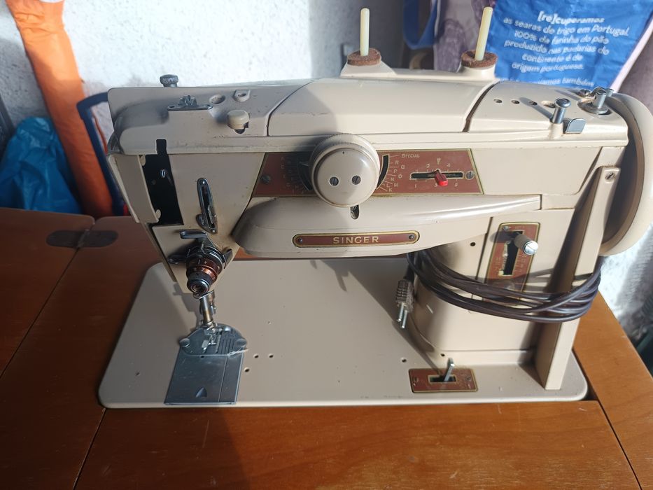 Vendo máquina de costura Singer