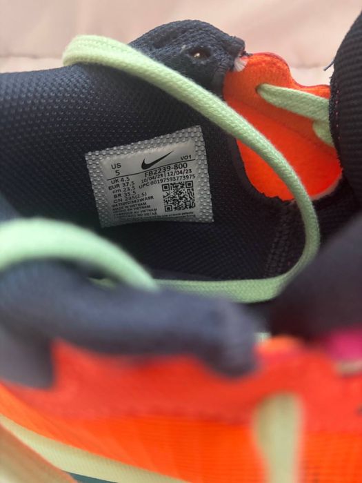 Продаю женские кроссовки Nike